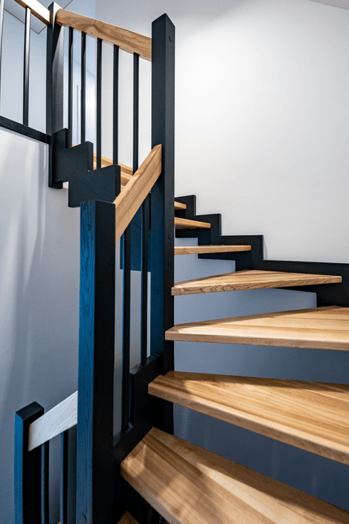 Schwarze-Holz Wangentreppe Schwarze-Holz Wangentreppe